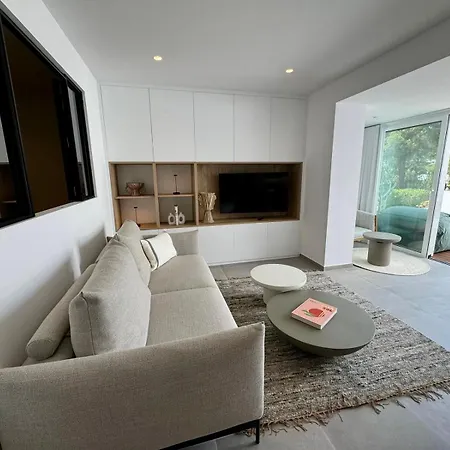 Luxurious Renovated Apartment *