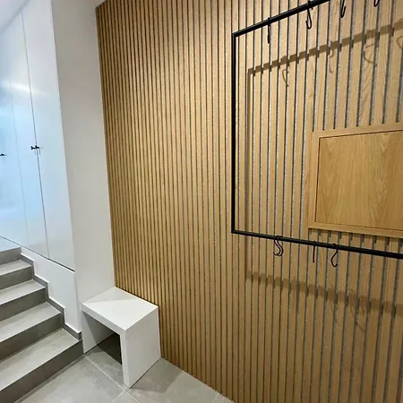 Luxurious Renovated Apartment *