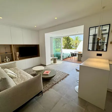 Luxurious Renovated Apartment *